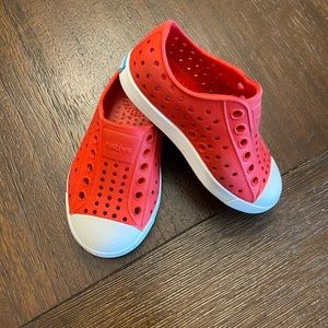 Size 6 Red Jefferson Natives